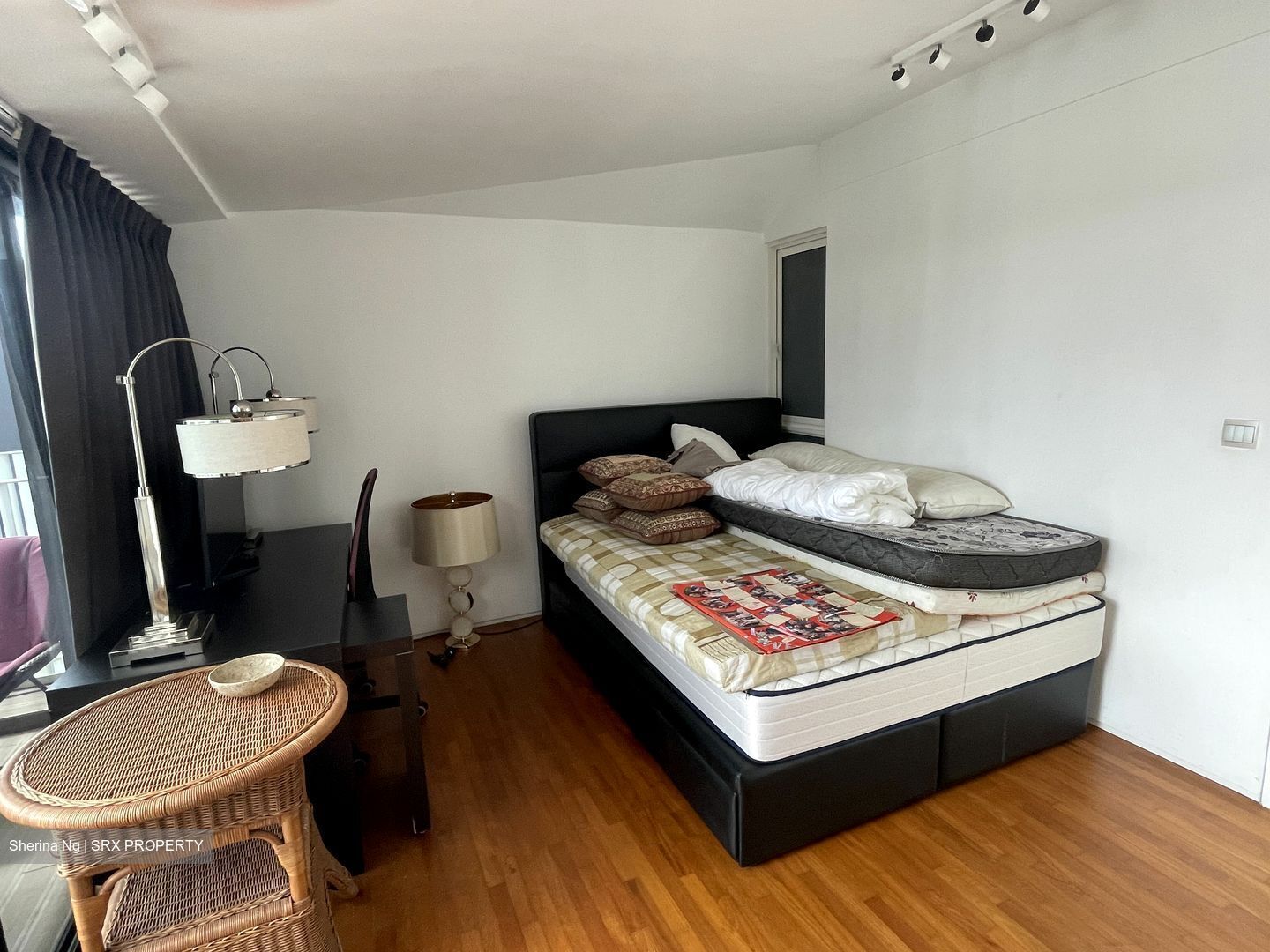 Charlton 27 (D19), Terrace #393385451